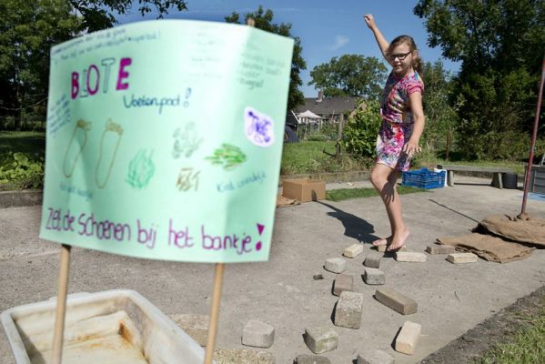 Loïs de Groot (10) maakte zelf een blotevoetenpad