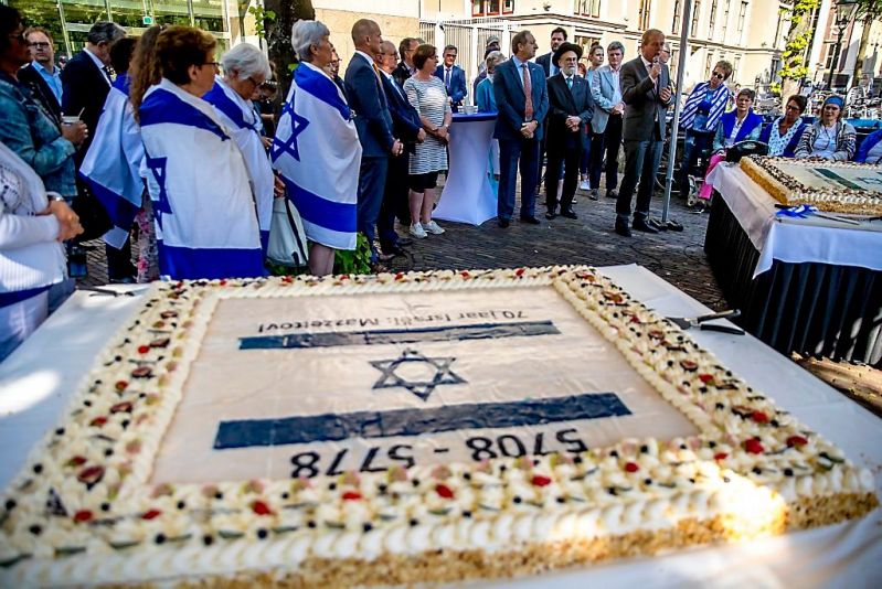 Kinderen eten taart in Den Haag om 70 jaar Israël (foto's)