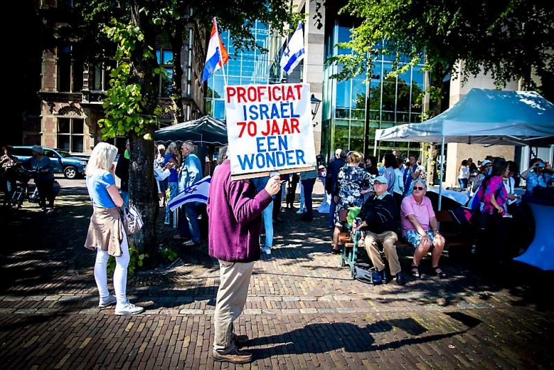 Kinderen eten taart in Den Haag om 70 jaar Israël (foto's)