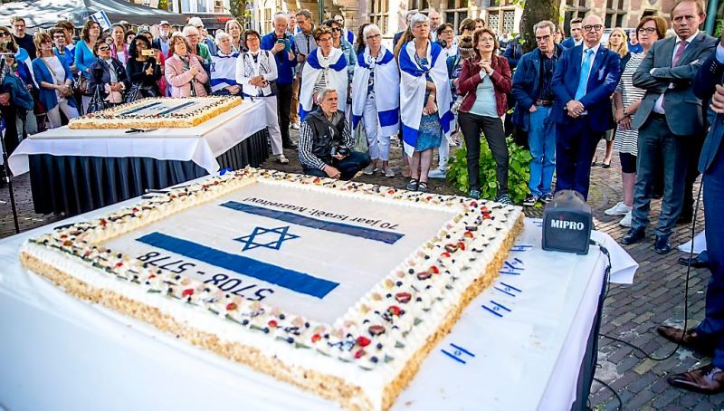 Kinderen eten taart in Den Haag om 70 jaar Israël (foto's)