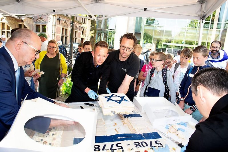 Kinderen eten taart in Den Haag om 70 jaar Israël (foto's)