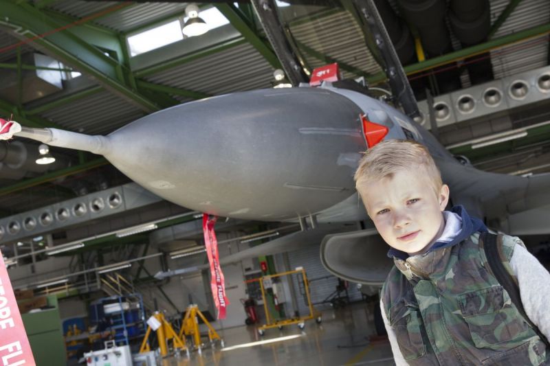 VIDEO: Sam bewondert een F-16