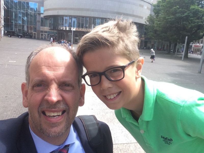 Gideon kijkt rond op het Binnenhof