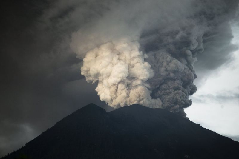 Mondkapje voor: Vulkaanuitbarsting dreigt op Bali (foto's)