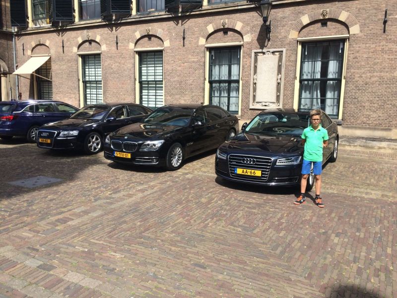 Gideon kijkt rond op het Binnenhof