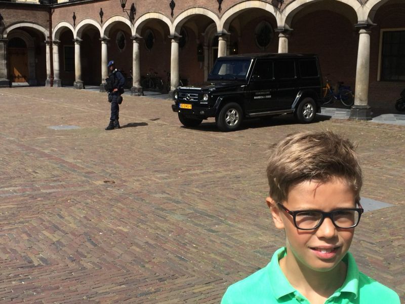 Gideon kijkt rond op het Binnenhof