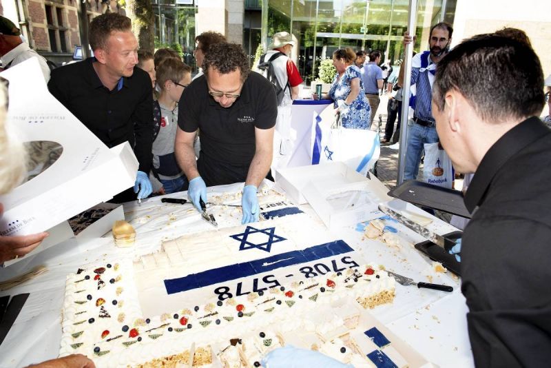 Kinderen eten taart in Den Haag om 70 jaar Israël (foto's)