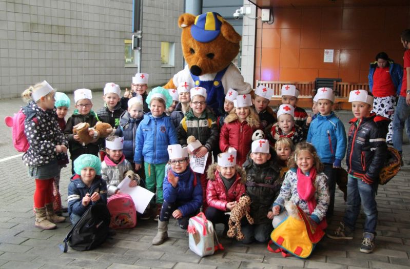 Kinderen De Wartburg brengen knuffels in ziekenhuis (video)