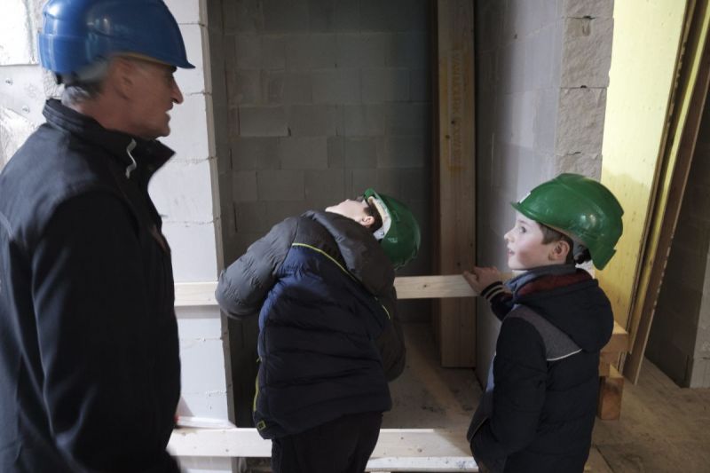 Arjan en Elbert op de bouwplaats. „Het is fijn om met je handen te werken”