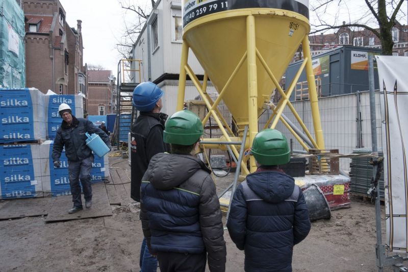 Arjan en Elbert op de bouwplaats. „Het is fijn om met je handen te werken”