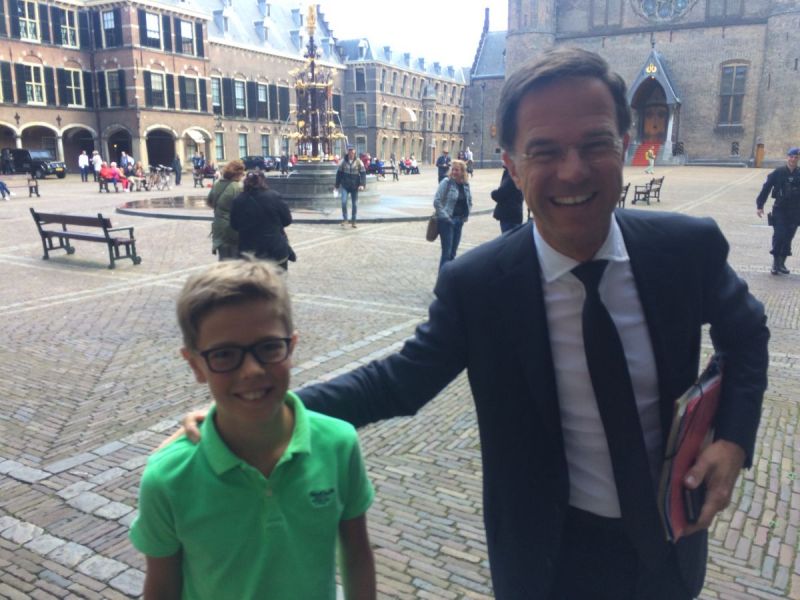 Gideon kijkt rond op het Binnenhof