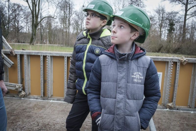 Arjan en Elbert op de bouwplaats. „Het is fijn om met je handen te werken”