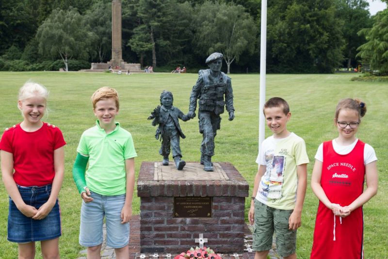 Hard vechten om de brug bij Arnhem