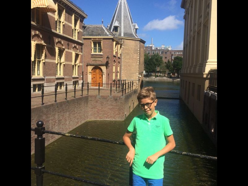 Gideon kijkt rond op het Binnenhof