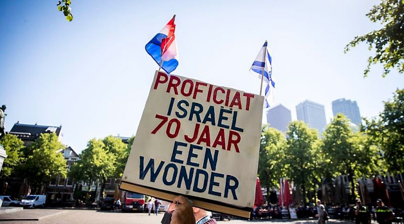 Kinderen eten taart in Den Haag om 70 jaar Israël (foto's)