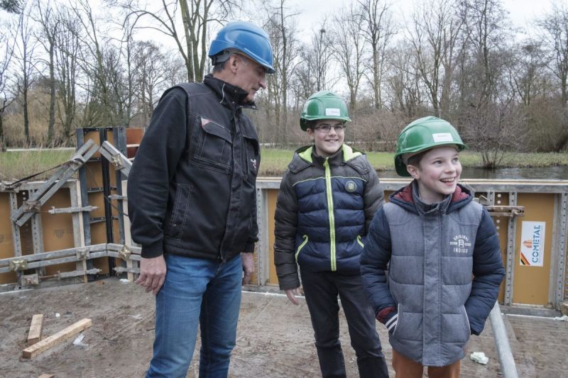 Arjan en Elbert op de bouwplaats. „Het is fijn om met je handen te werken”