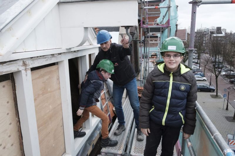 Arjan en Elbert op de bouwplaats. „Het is fijn om met je handen te werken”